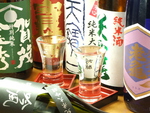 地酒を豪快に「ます」に並々注ぎます。焼鳥と一緒に！賀茂金秀、宝剣、雨後の月など550円(税抜)から