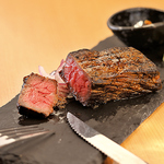 徳島が誇る黒毛和牛「阿波牛」の藁炙り焼きは、溶ける霜降りが絶品です。