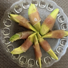 アボカドの生ハム巻きの写真