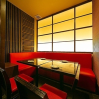 居心地の良さを追求した片側ソファーのテーブル席♪