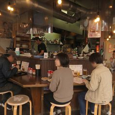 厨房を囲む臨場感あふれるカウンター席は、お一人様でのご利用や軽い飲みにも最適なお席です。目の前で調理する様子を眺めながら、ゆったりとお食事やお酒を楽しむことができる特等席になっております。木の温もりが感じられる落ち着いた雰囲気の中で、心地よい大人のひとときをゆっくりとお過ごしいただける空間です◎
