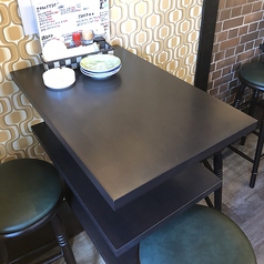 【テーブル2名（1階）】ハイテーブルのお席です。