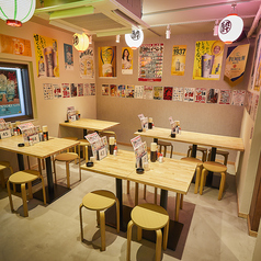 気取らず落ち着く和みの店内…ワイワイと飲み会を楽しみたいお客様におすすめのテーブルを多数完備しています!他、1名様~2名様に最適なカウンター席もありますので、少人数のお客様もフラッと気軽にご来店ください♪