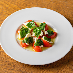 フルーツトマトと水牛モッツァレラチーズのカプレーゼ