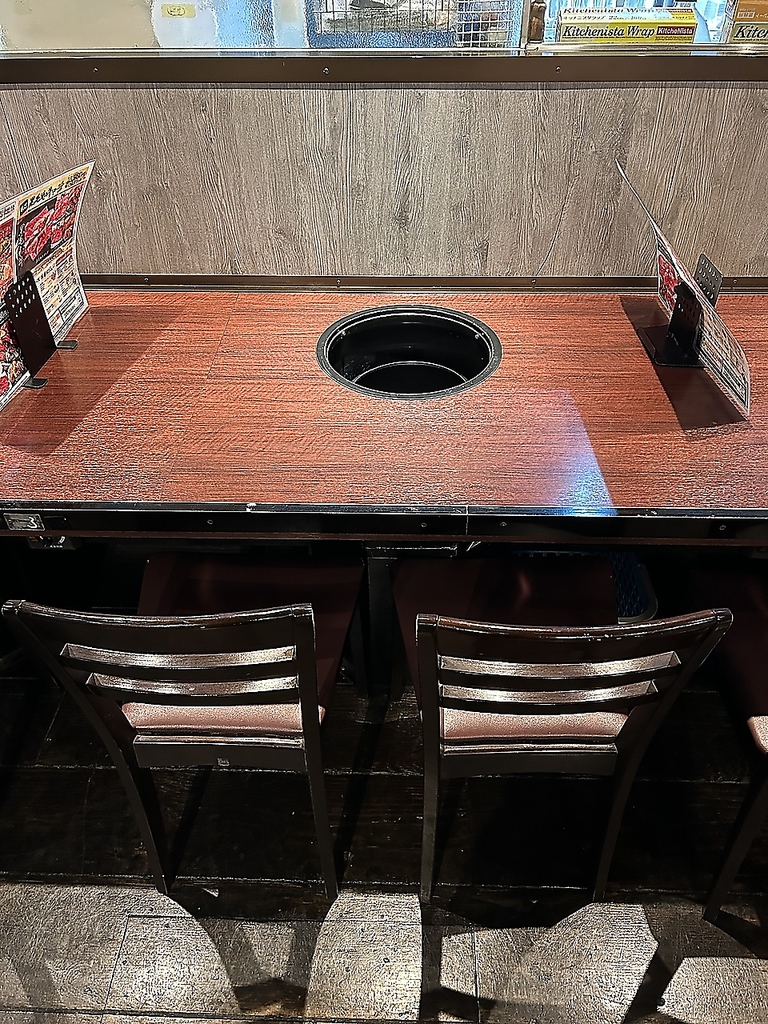 テーブルが埋まっている場合、カウンター席にご案内となります