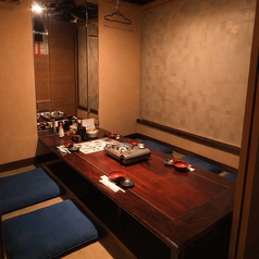 【12名様までのお席の例】ゆったり配席しているので、急に人数が増えても、この部屋で16名ぐらいまでテーブルを繋げば何なりと座れますので、ご安心ください。