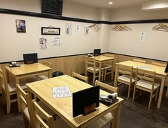 シンプルで温もりのある木のテーブルが心地良い空間。旬の食材を使った料理と、厳選された日本酒をごゆっくりご堪能ください。