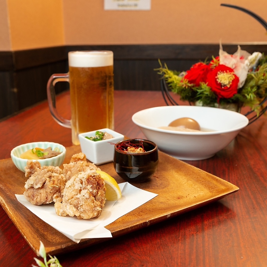 揚げたて熱々！サクッとジューシーで食べごたえのある特製ザンギは、お酒にも合う当店人気の逸品◎