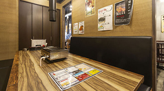 当店では、最大8名様までご利用いただける個室をご用意しております。ソファタイプのお席ですので、長時間座っていても疲れる心配がありません。周囲を気にすることなく、ご友人同士などでわいわい盛り上がっていただけます。プライベートな空間でのお食事やお酒をぜひお楽しみください。