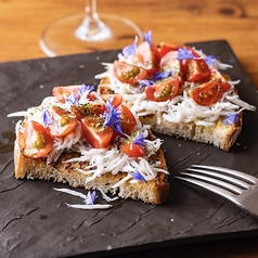 トマトとしらすのブルスケッタ