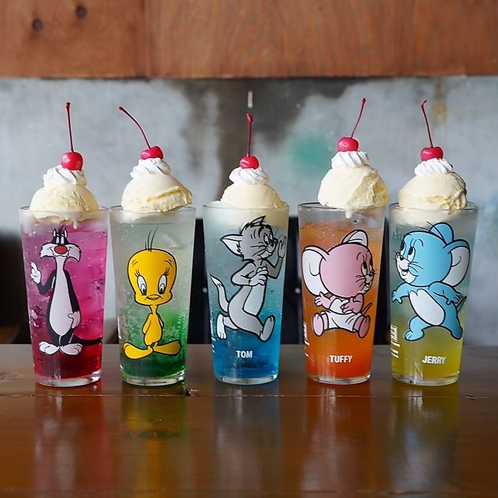 大人も楽しめるクリームソーダも取り揃えています。かわいいキャラクターのグラスで提供しています。