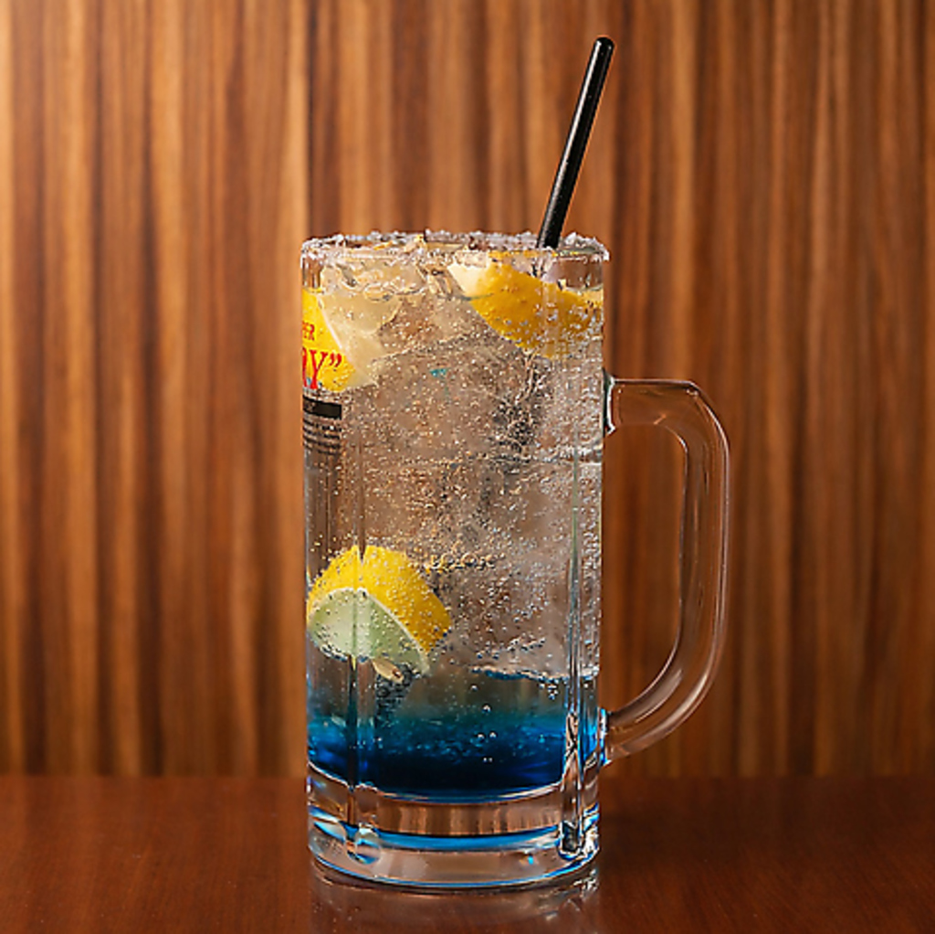 浜焼きとの相性抜群！すっきりとした酸味で飲みやすく、写真映えもばっちりな【潮風レモンサワー】