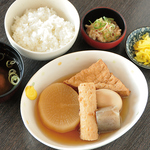 街の行きつけ酒場、鶏膳で楽しいランチタイム。