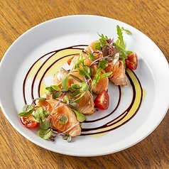 炙りサーモンとアボカドのサラダ仕立て