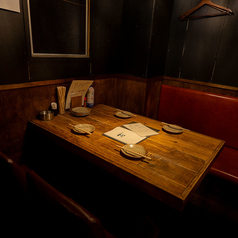 ご友人、会社の方との宴会やご家族連れのお食事に！奥にソファ席がございます。