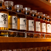 【響・ウィスキーの品揃え】希少なサントリー「響」や山崎など、国産ウィスキーを豊富にご用意。香り高いハイボールやロックで味わえば、A5和牛とのマリアージュがより一層深まります。上質なお酒と贅沢な料理で過ごす夜は、まさに“大人の隠れ家”そのもの。