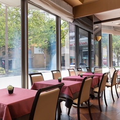 2名様掛けのテーブル席を20箇所ご用意しております。吹き抜けによる開放感が心地よい空間は、都会の喧騒を忘れさせてくれる特別な場所です。ぜひ一度いらしてみて下さい♪