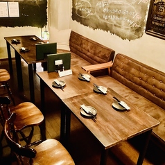 店内には4～6名様用のテーブル席を2卓ご用意しております☆アットホームな雰囲気になっており、気の置けないご友人とのお食事やカジュアルな飲み会にピッタリなお席です◎