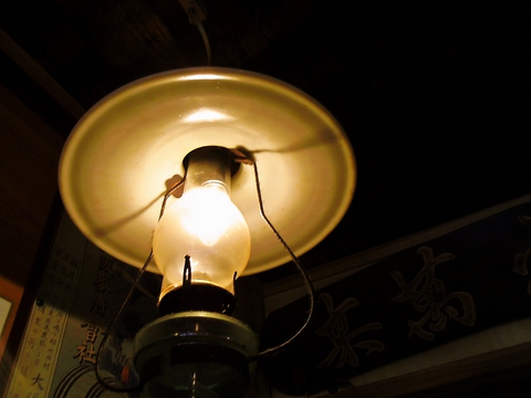 「ともしび」という店名の通り、ほんのりとしたランプの灯りに癒されるお店。