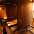 ロールカーテンで仕切られた半個室です。