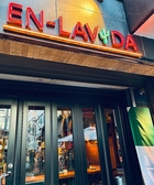 ガラス張りの外観と、メキシコ国旗が目印☆