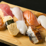 海鮮やお寿司が人気ですが、その日の気分に合わせて様々なお料理を楽しめるのが人気の秘訣！