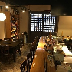 串を揚げている所を見ながら食事が出来るカウンター席。 ジュ～っという揚げ音に食欲をそそられます。