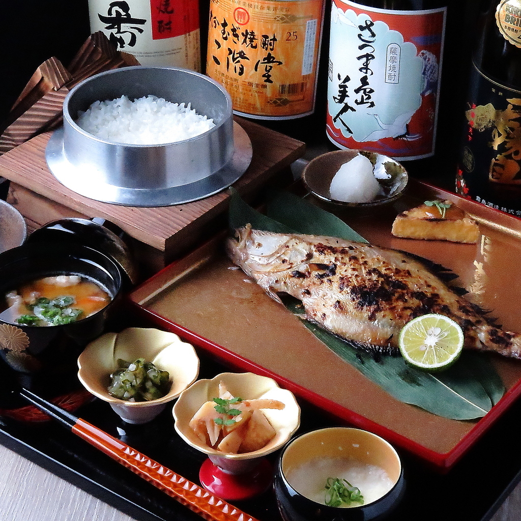 旨みが凝縮◎店長オススメ「天日干し御膳」は干物や刺身、釜飯など豪華な品々が付いてリーズナブル。