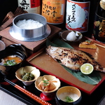 旨みが凝縮◎店長オススメ「天日干し御膳」は干物や刺身、釜飯など豪華な品々が付いてリーズナブル。