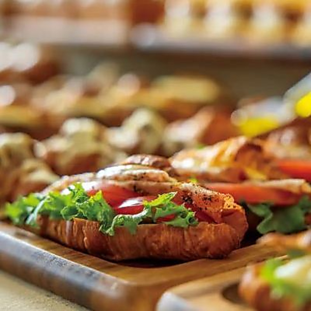 クロワッサン、食パンなど様々な種類のパンメニューから、ぜひお気に入りのパンを見つけてください！