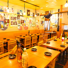 【少人数宴会にも◎落ち着いたテーブル席をご用意♪】3名様~4名様向けのテーブル席は、会社帰りの飲み会やご友人との語らいの場にぴったり！静かにゆったり過ごせる空間で、美味しい料理とともに上野の夜を満喫していただけます。ご利用シーンに合わせて、その日一番快適なお席をご案内いたします。