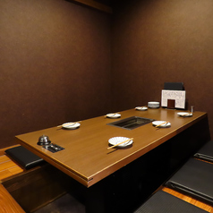当店の掘りごたつ席は、最大6名様までご利用いただけるプライベート空間です。足を伸ばしてリラックスできるので、ご家族や友人との集まりにぴったりです！