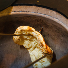 【窯で焼き上げるナン】