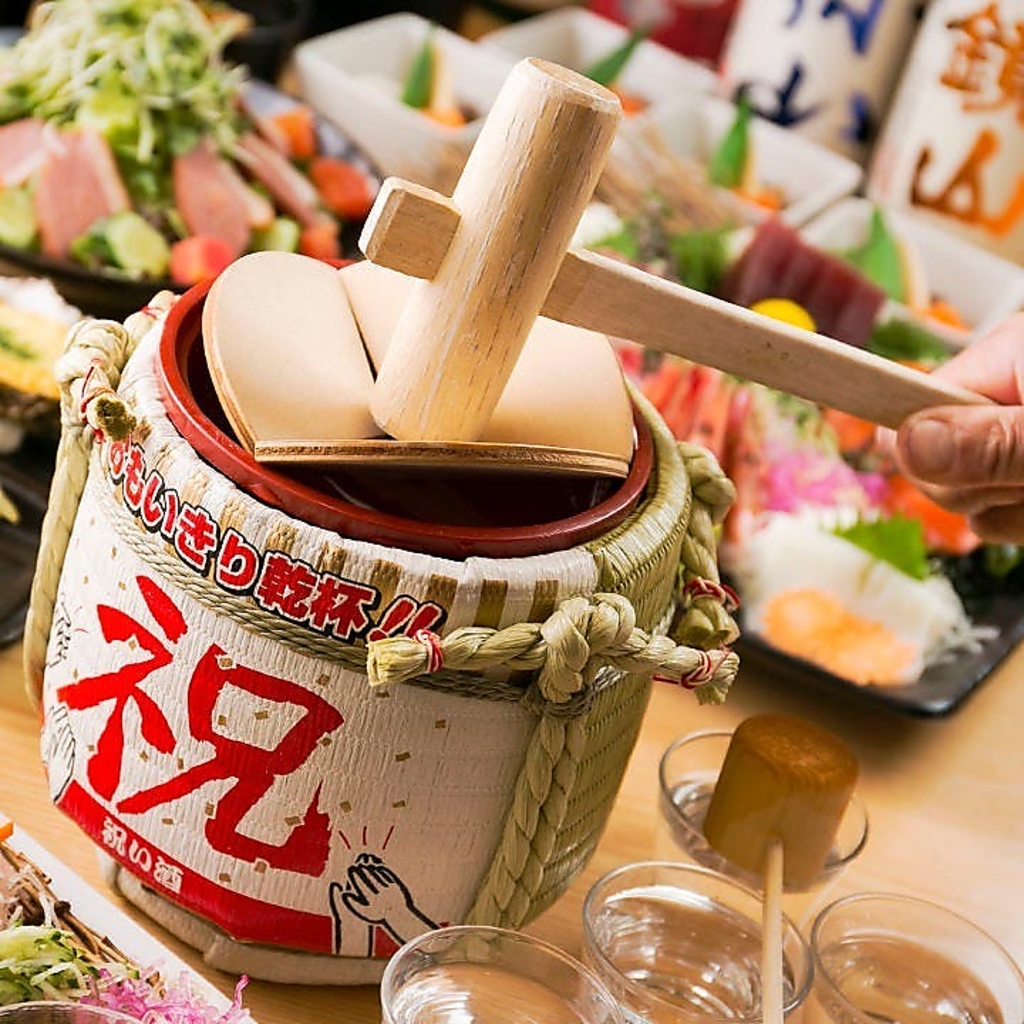 木槌で叩いてお祝い演出♪鏡割サービス