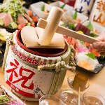 木槌で叩いてお祝い演出♪鏡割サービス