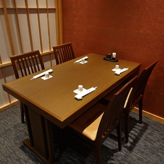 テーブル席は4名様×3席。※画像は旧店舗です※4名様掛けのテーブル席を3卓ご用意しております。接待・会食といったビジネスシーンや記念日のお祝いなど、様々なシーンでご利用ください。