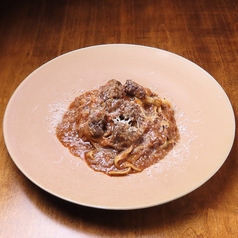 ゆっくり煮込んだ牛ほほ肉のラグーソース・手打ちタリアテッレ