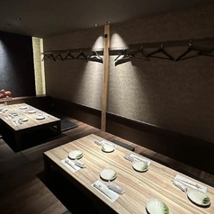 【2階掘りごたつ個室:4~6名様×4部屋】黒崎駅チカ。和の情緒漂う「完全個室」は、足を伸ばしてくつろげる掘りごたつ式。その日の朝に水揚げされた「獲れたての海の幸」と、職人がじっくり火入れした「香り高い炭火焼き鳥」をお楽しみいただけます。大人の隠れ家のような空間は、大切な接待や、宴会におすすめ!