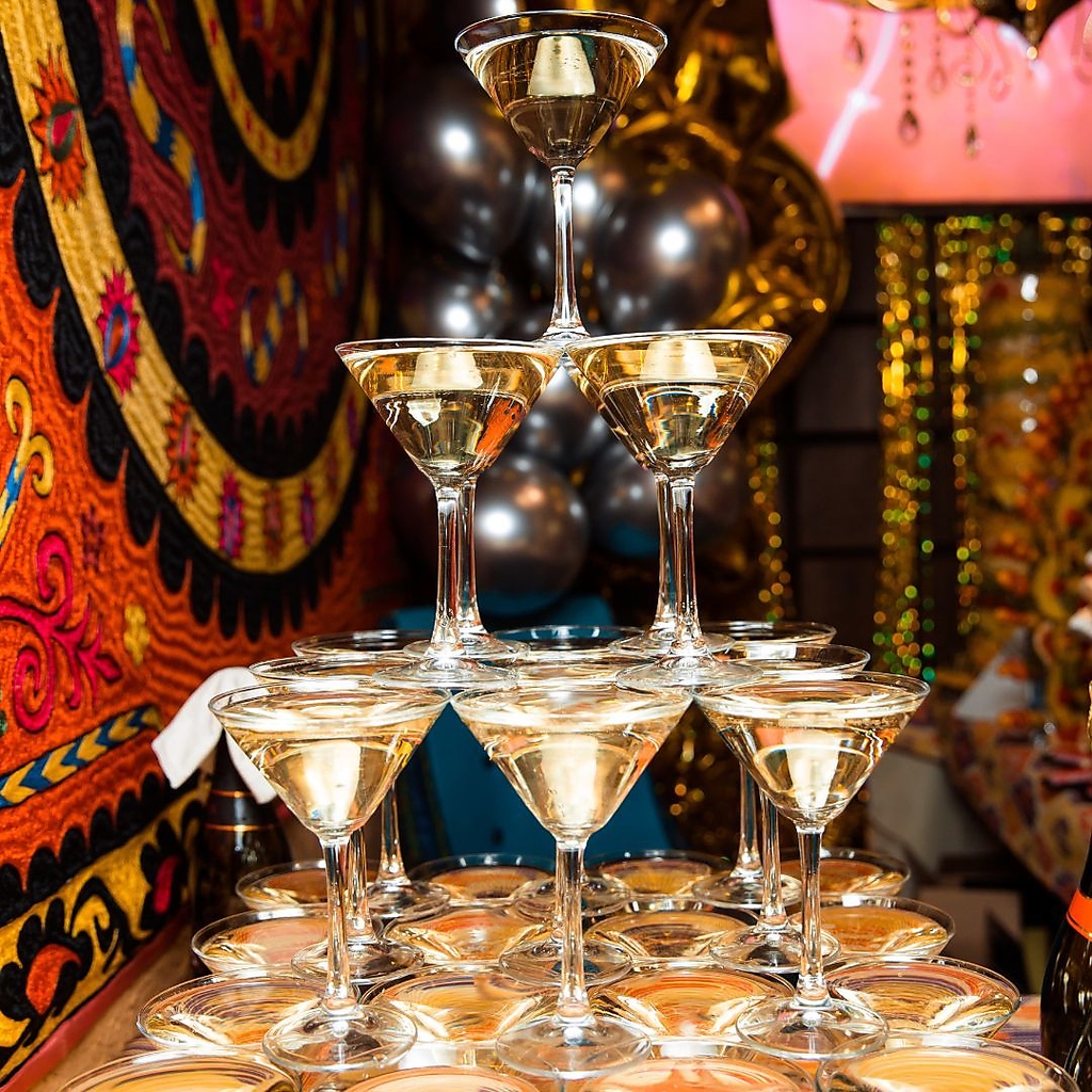 特別な日を華やかに彩る、シャンパンタワー付きコースをご用意！感動的なひとときを演出します。