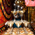 特別な日を華やかに彩る、シャンパンタワー付きコースをご用意！感動的なひとときを演出します。