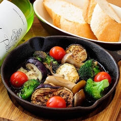 季節の野菜たっぷり鉄板アヒージョ