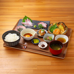 ボリューム満点◎ランチにもオススメの天ぷら刺身定食