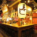 大きな“寿司”の提灯が目印！オープンキッチン風なカウンター席は、目の前で職人の技を堪能できておすすめ♪ひとり飲みやサク飲みにもどうぞ！