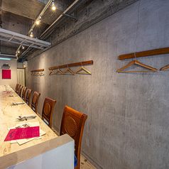 特別な味わいを堪能できる、大人の隠れ家空間。オーナーとの会話も楽しめる8席のカウンターは、人気の特等席☆