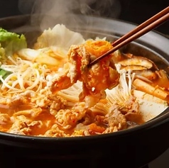 旨辛スープがクセになる本格チゲ鍋。ピリッとした辛さと深い旨みで体の芯から温まります。