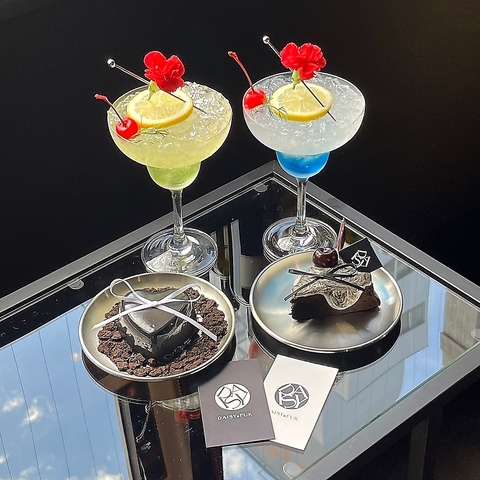 モノトーンな雰囲気の隠れ家カフェが深夜まで愉しめるお店DAISY