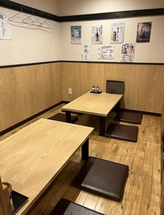 足を伸ばして寛げるテーブル席は各種ご宴会にぴったり。ご宴会向けのコースもございますので、幅広いシーンにご利用ください。