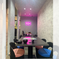 ネオンが映えるお席