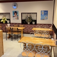 ゆったり座れるテーブル席で香川名物の骨付き鳥を堪能♪