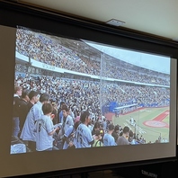 大画面でスポーツ観戦！！迫力満点のスクリーン完備☆